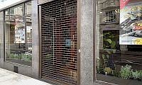 Chainlink roller shutter in front of the entrance to a restaurant