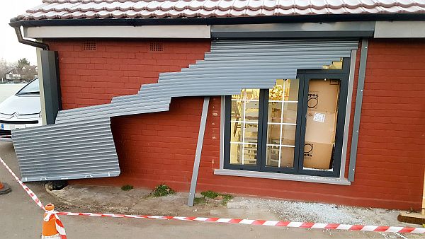 Window roller shutter dismantled and broken window
